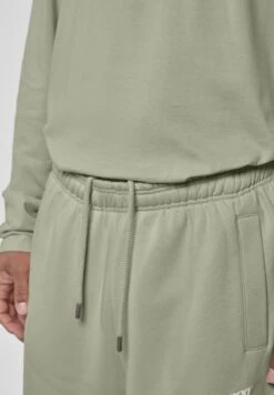 PLUTOAK A - Jogginghose - Olive -Alife & Kickin 35429f17f4064a42bf3b9222497c69a9